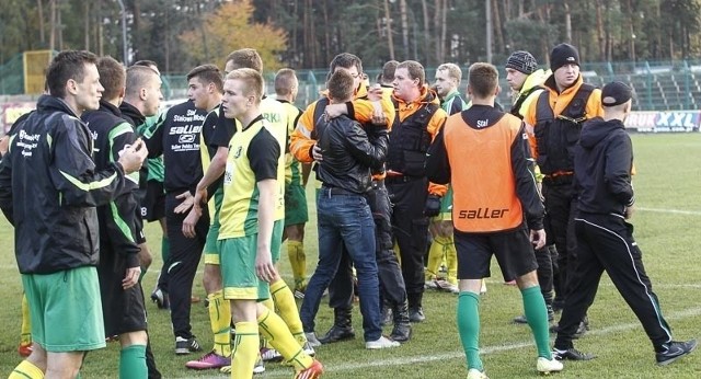 Stal Stalowa Wola i Siarka Tarnobrzeg co prawda w tej chwili grają w różnych ligach (odpowiednio drugiej i trzeciej), ale przed laty zdarzało się, że występowały w tej samej. Ich widowiska były niezwykle emocjonujące, a gorąco bywało także po końcowym gwizdku sędziego. Szczególnym tego przykładem jest mecz z października 2013 roku, kiedy tarnobrzeżanie ograli swojego rywala na jego boisku.Na kolejnych slajdach znajdziecie państwo szczegóły tego starcia.