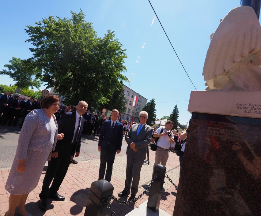 Poświęcili pomnik Lecha Kaczyńskiego w Opolu Lubelskim. Postawili go przedsiębiorcy  