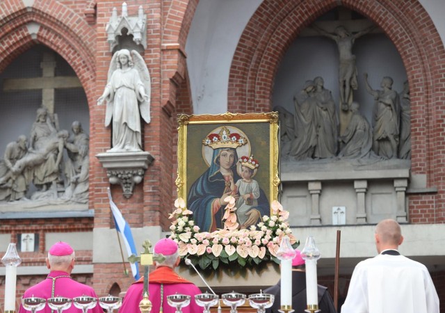 Kobiety i dziewczęta pielgrzymuja do Piekar Śląskich w sierpniu