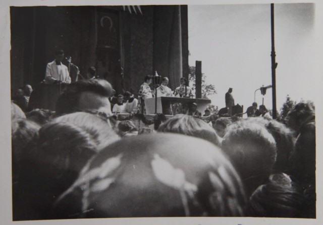 Cały cykl fotografii powstał  w czasie wyjątkowej mszy w katedrze lubelskiej, odprawianej w 1966 roku z okazji 1000-lecia chrztu Polski. Fotograf stał w tłumie wiernych.