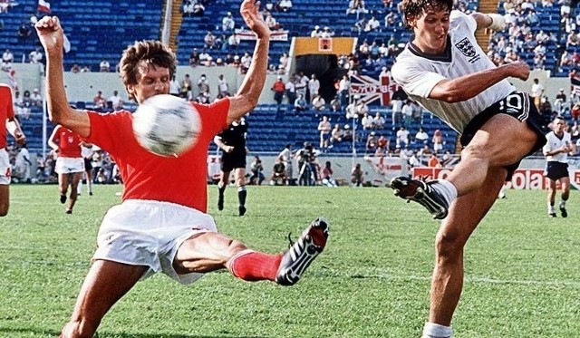 Polska – Anglia (0:3). Jan Karaś (z lewej) kontra Gary Lineker