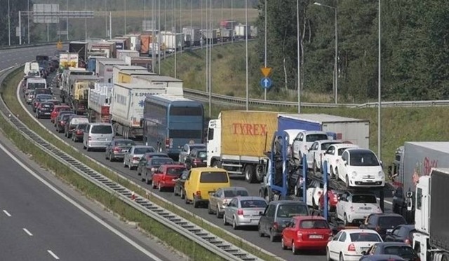 Korek na A4 w Mysłowicach spowodowany został przez wypadek w pobliżu węzła z S1. Obie trasy sa zakorkowane.