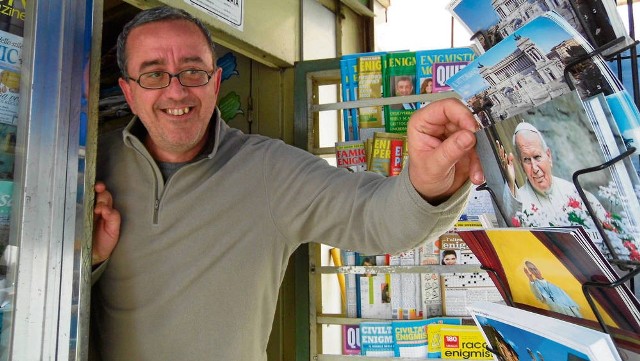 Massimo prowadzi w Rzymie kiosk z gazetami i pamiątkami po Janie Pawle II