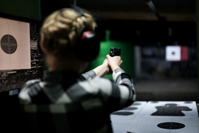Olga Stałanowska z BTS „Kaliber” doskonali  posługiwanie się bronią sportową na strzelnicy.