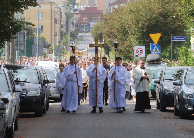 Setki osób wzięły udział w procesji, która przeszła ulicami osiedla XV-lecia w Radomiu.