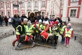 Plac Kolegiacki: Dzieci przygotowały poznańskie koziołki na przyjście Mikołaja i mrozów [ZDJĘCIA]