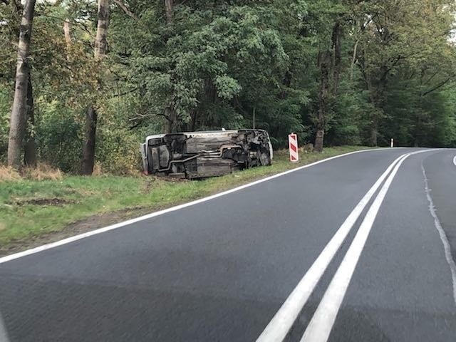 Mercedes leży na poboczu drogi krajowej nr 27.