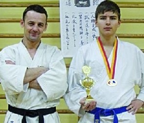 Maciej Januszewski (z prawej) i trener Adam Skorup-ski prezentują przywiezione do Moniek trofeum