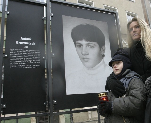 Antoni Browarczyk był jedną z pierwszych i najmłodszych ofiar stanu wojennego. Zginął od postrzału w grudniu 1981 r.. 