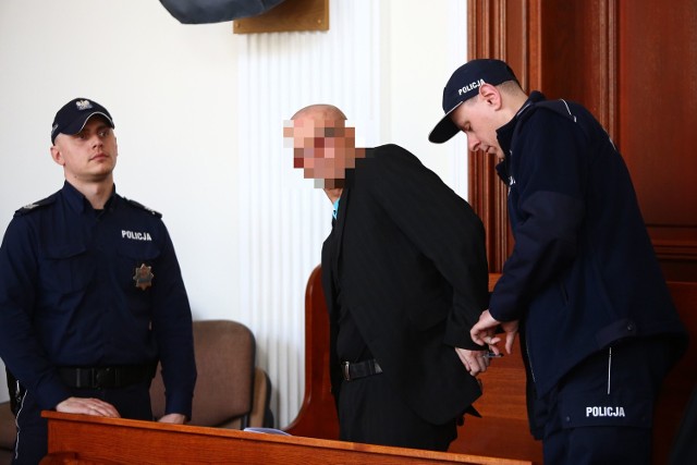 Szymon F. nie przyznaje się do winy. Jego adwokat wytyka błędy policji i prokuraturze, w czwartek po raz kolejny po jego wnioskach odrodzono posiedzenie sądu.