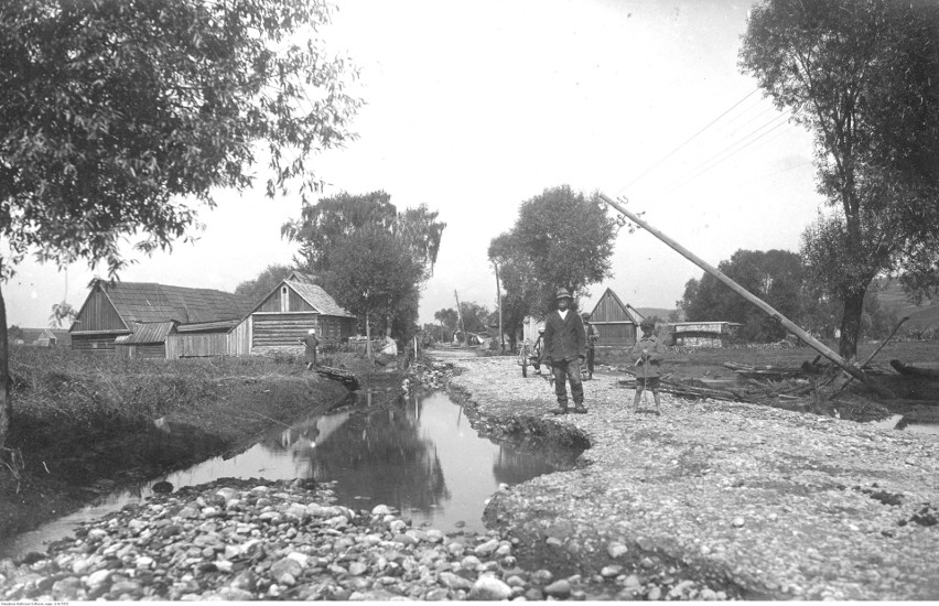 Zniszczona droga w Waksmundzie k. Nowego Targu, 1934