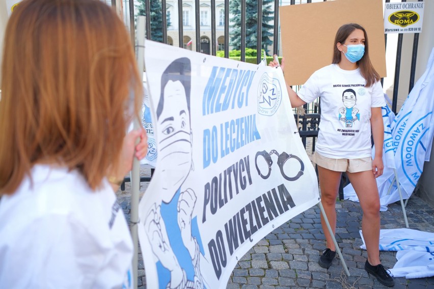 Warszawa: Protest medyków przeciwko zaostrzeniu kar za błędy medyczne [ZDJĘCIA, WIDEO] "Dajcie szansę pacjentom, nie związujcie rąk medykom"