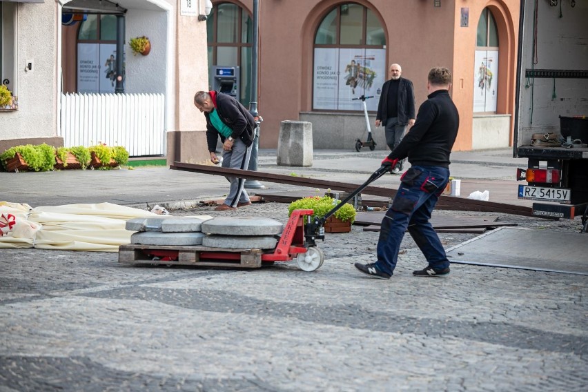 Restauratorzy co roku składają ogródki na czas procesji...