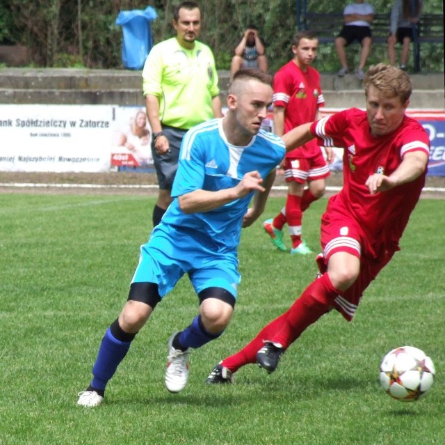 Zatorzanka Zator (błękitne stroje) przegrała na własnym boisku z Gorzowem 1:5.