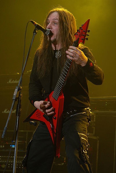 Wokalistą i gitarzystą zespołu jest Piotr "Peter" Wiwczarek