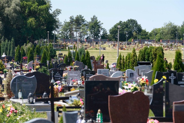 Na zepsute oświetlenie w nowej części nekropolii na Półwsi skarżyli się opolanie. 