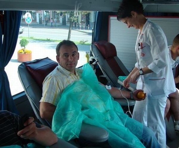 W poniedziałek koło bielskiego ratusza odbyła się akcja "Oddając krew ratujesz życie" zorganizowana przez Centrum Krwiodawstwa.