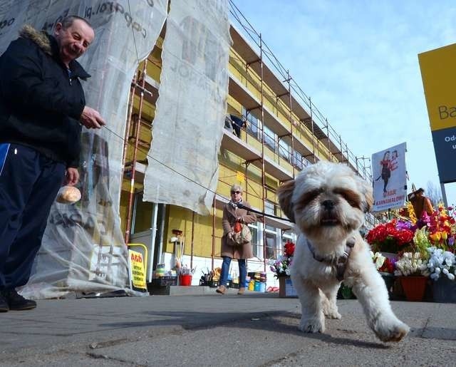 Trwa remont „blaszaka” na Szwederowie. Niebieski pawilon to dla wielu mieszkańców centralny punkt dzielnicy, gdzie można załatwić wiele urzędowych spraw i zrobić wszystkie zakupy