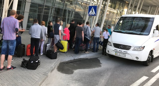 Pasażerowie lotu z Radomia do Lwowa zaplanowanego na ostatnią niedzielę zamiast do samolotu wsiedli do busa. Samolot miał usterkę i nie mógł wykonać rejsu. Nie odbył się też lot do Gdańska.