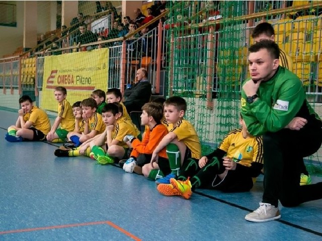 Drużyna złożona z niespełna 11-letnich piłkarzy Siarki Tarnobrzeg pokonuje rówieśników w turniejach halowych.
