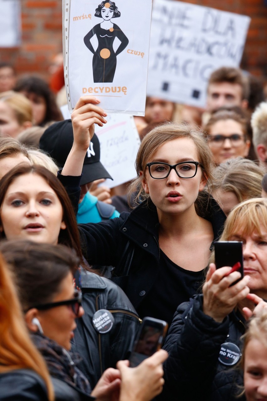 Ogólnopolski strajk kobiet. Czarny Poniedziałek w Warszawie