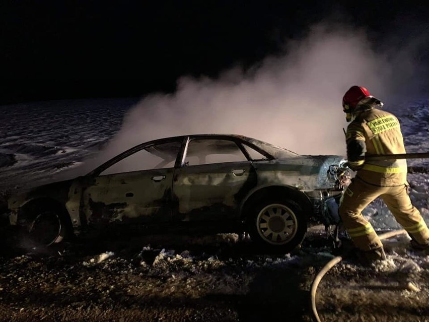 Kobylin. Auto spłonęło na drodze. Pożar gasiło kilka zastępów strażaków