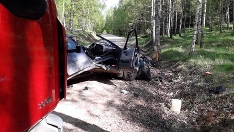 Wypadek śmiertelny na drodze Białogorce - Ozierany. Auto uderzyło w drzewo, kierowca zginął na miejscu