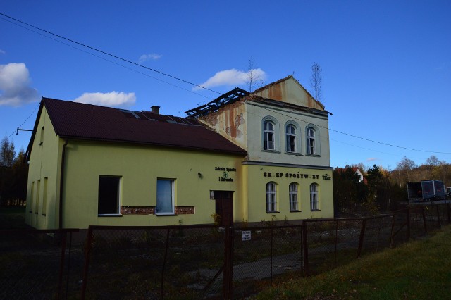 "Stara szkoła" w Krzyszkowicach czeka na odbudowę