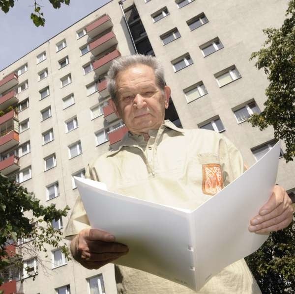 Janusz Jabrzemski jest jedną z osób, które od kilku lat starają się o wykup gruntów pod blokami na placu Teatralnym. - Sprawy by nie było, gdyby nie opieszałość urzędu miasta - ocenia Jabrzemski.