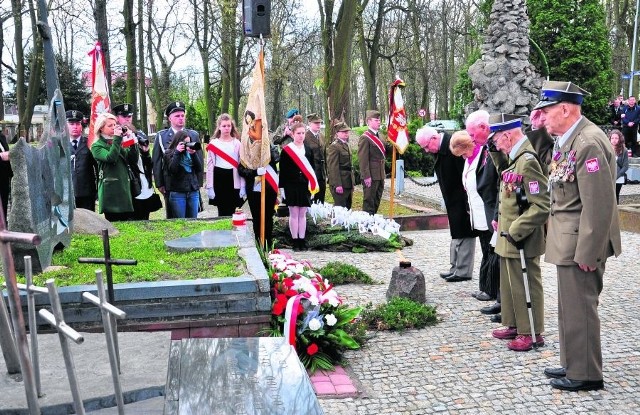 Przed symboliczną  mogiłą  katyńską na Cmentarzu Katedralnym zostały złożone wieńce. Złożyli je między innymi kombatanci.