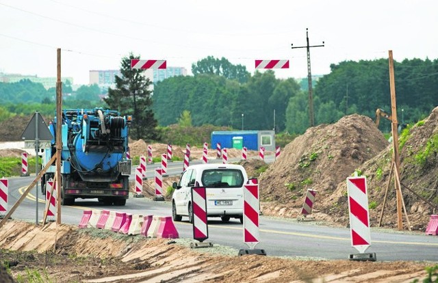 Porządny asfalt na solidnej podsypce - wszystko położone od „zera” w ramach budowy drogi technicznej  