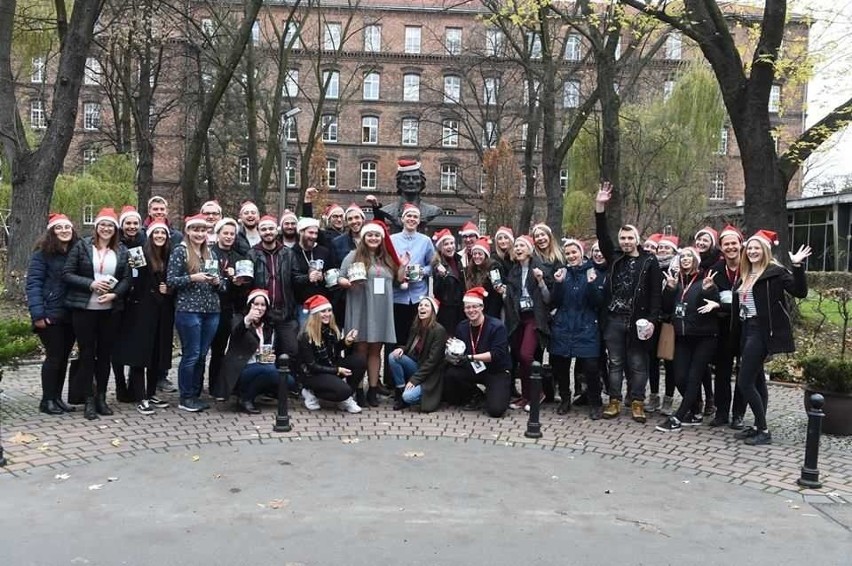 Studenci Politechniki Krakowskiej rozdają dzieciom prezenty mikołajkowe