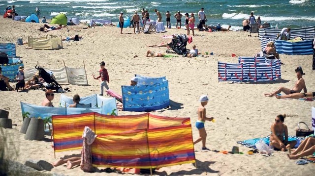 Plaża w Darłowie, podobnie jak w Mielnie czy w Kołobrzegu, powolutku już się zapełnia. Tłumy pojawią się tu zapewne w weekend. Upały w ciągu dnia plażowiczów rozpieszczają