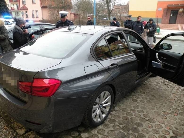 Nieoznakowany radiowóz policji BMW 330i XDrive.