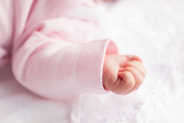 Charakterystycznym objawem wzmożonego napięcia u niemowląt jest zaciśnięta rączka.