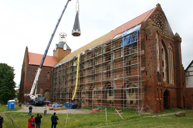 Kołbacz: Perła odzyskała koronę Pocysterski klasztor w Kołbaczu jest jedną z perełek architektury - jednym z najcenniejszych zabytków architektury gotyku ceglanego na Pomorzu Zachodnim. Wieża zamontowana wczoraj na kościele ma funkcję widokową. Będzie można z niej podziwiać jezioro Miedwie i Puszczę Bukową.