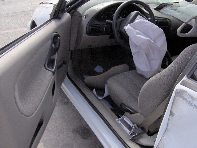 Producenci aut zapewniają, że poduszki nie powinny same eksplodować. Może się pojawić natomiast problem, że nie odpalą, jeśli będzie taka potrzeba. (fot. yourpartyboy.com)