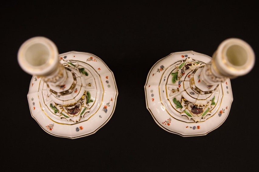 Porcelanowe świeczniki to część XVIII-wiecznego serwisu...