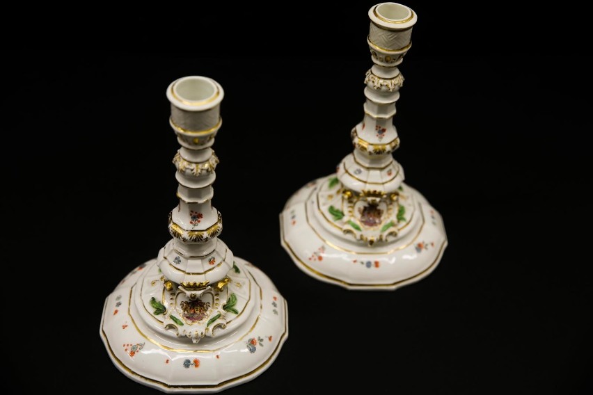 Porcelanowe świeczniki to część XVIII-wiecznego serwisu...