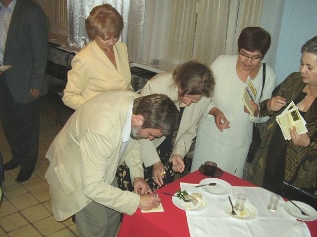 Krzysztof Dzierma jednocześnie jadl i rozdawal autografy