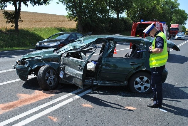 Golf po wypadku w Zbrachlinie został kompletnie zniszczony. Wjechał  w niego TiR.