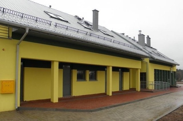 Przy boisku w Ćmińsku powstał budynek dla miejscowych klubów sportowych i mieszkańców, którzy mogą korzystać z siłowni i organizowanych zajęć rekreacyjnych.