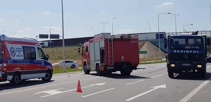 Groźny wypadek pod Wrocławiem. Jedna osoba ranna [ZDJĘCIA]