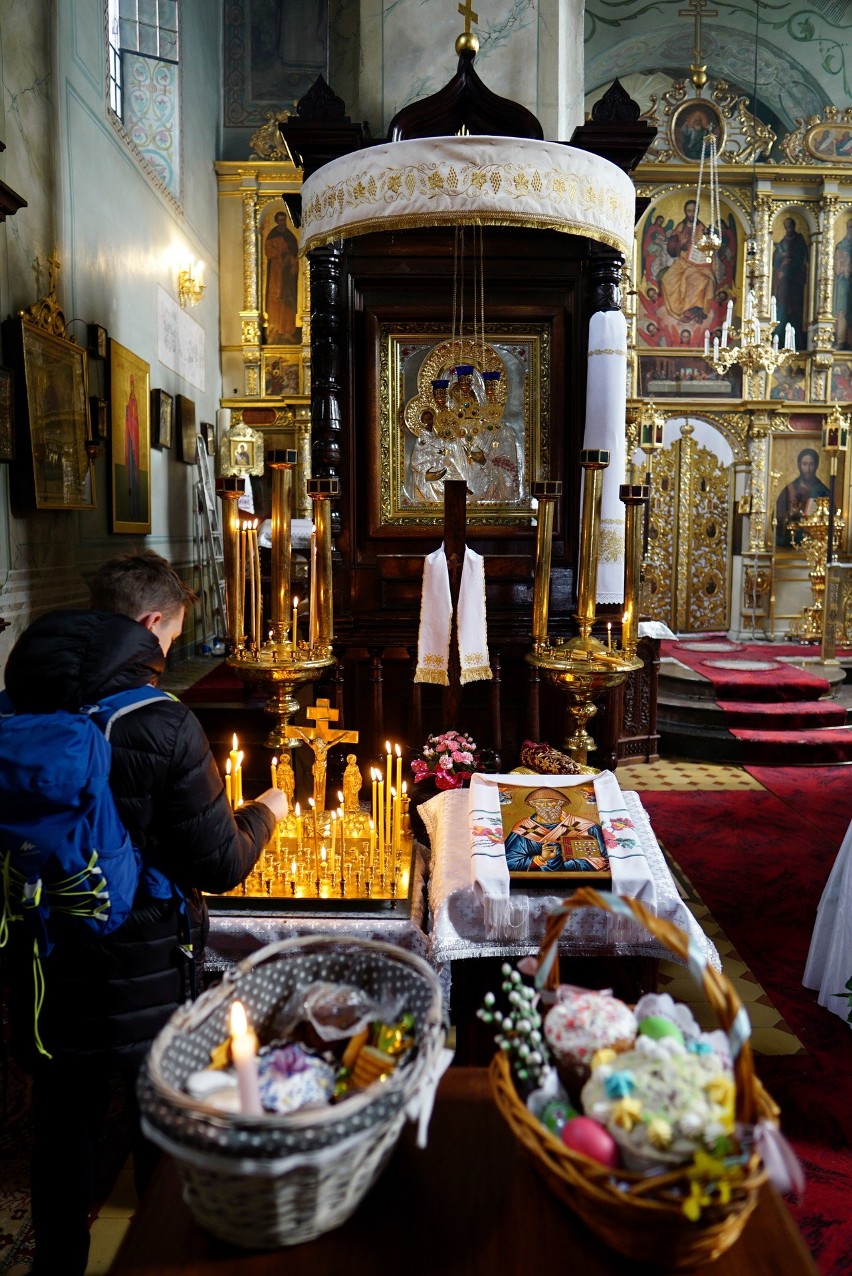 Jak wygląda Wielka Sobota u prawosławnych? Święcili pokarmy w cerkwi przy ul. Ruskiej [ZDJĘCIA]
