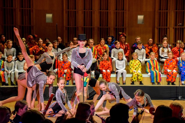 Orkiestra Zespołu Szkół Muzycznych, ukryta w pierwszych rzędach Filharmonii, a na scenie tancerki Niepublicznej Szkoły Sztuki Tańca oraz chór dziecięcy OiFP