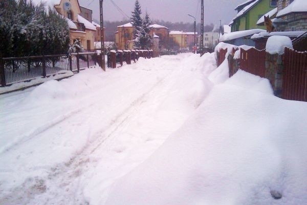 Potężne zaspy odgrodziły mieszkańców Dziesięcin od świata