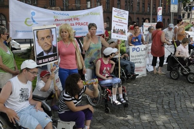 Rodzice niepełnosprawnych dzieci protestowlali także przed Urzędem Wojewódzkim w Bydgoszczy