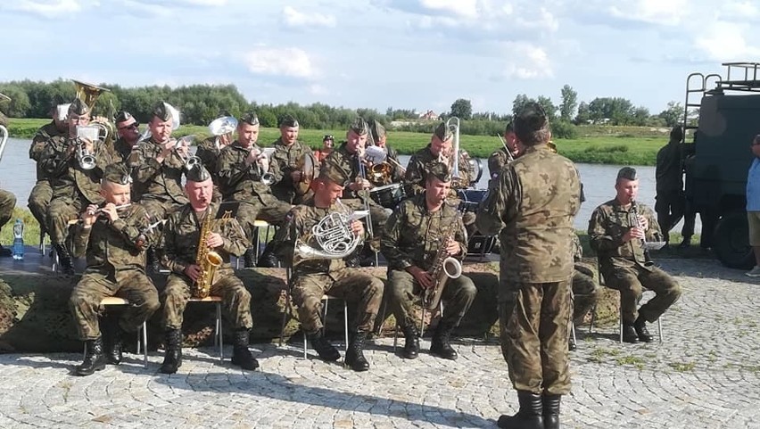 Piknik militarny w Sandomierzu przyciągnął tłumy. Każdy chciał zobaczyć sprzęt wojskowy (ZDJĘCIA) 