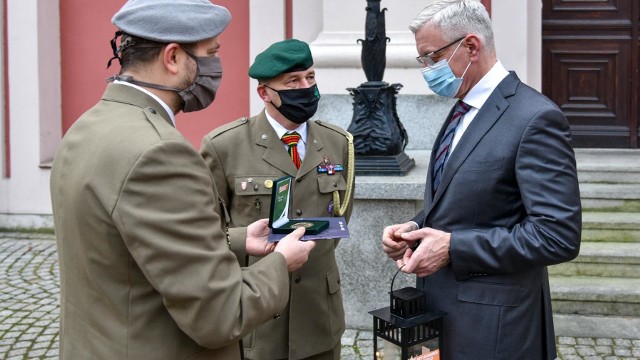 Światło dotarło do Poznania już kilka dni temu, jednak z powodu pandemii tradycyjne publiczne przekazanie na Starym Rynku nie mogło się odbyć