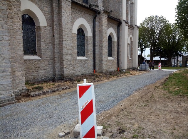 Trwa przebudowa chodnika procesyjnego wokół  Sanktuarium Maryjnego w Sulisławicach. Chodnik betonowy zastąpi granitowa kostka.